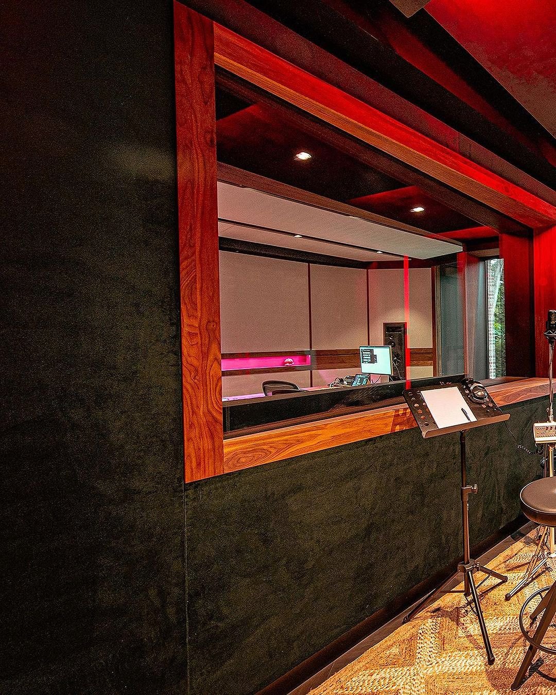 ระบบมอนิเตอร์ PMC MB3-XBD ฝังเข้ากับผนังโดยการออกแบบจาก Pinna Acoustics