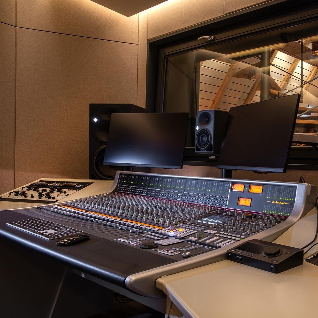 SSL AWS 948 delta SuperAnalogue console ใน control room ของ Big Barn Studios