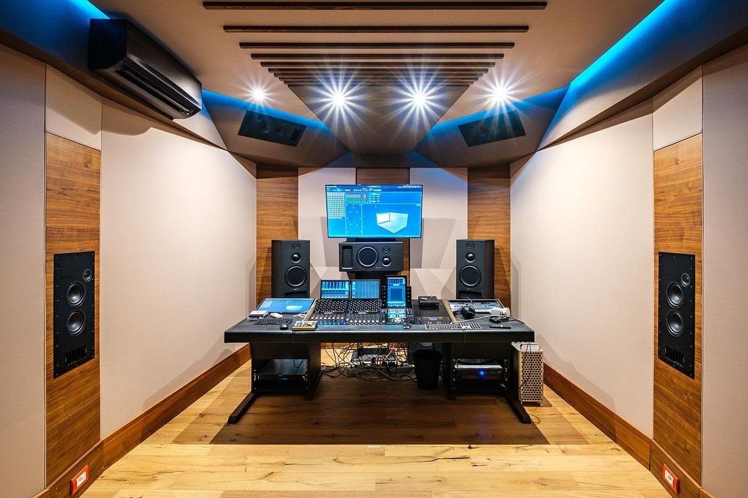 Elettroformati Studios แห่งเมืองมิลาน ประเทศอิตาลี ได้ติดตั้งระบบ Dolby Atmos 7.1.4 ที่ได้รับการออกแบบรองรับมาตรฐานของ Dolby โดยเฉพาะ