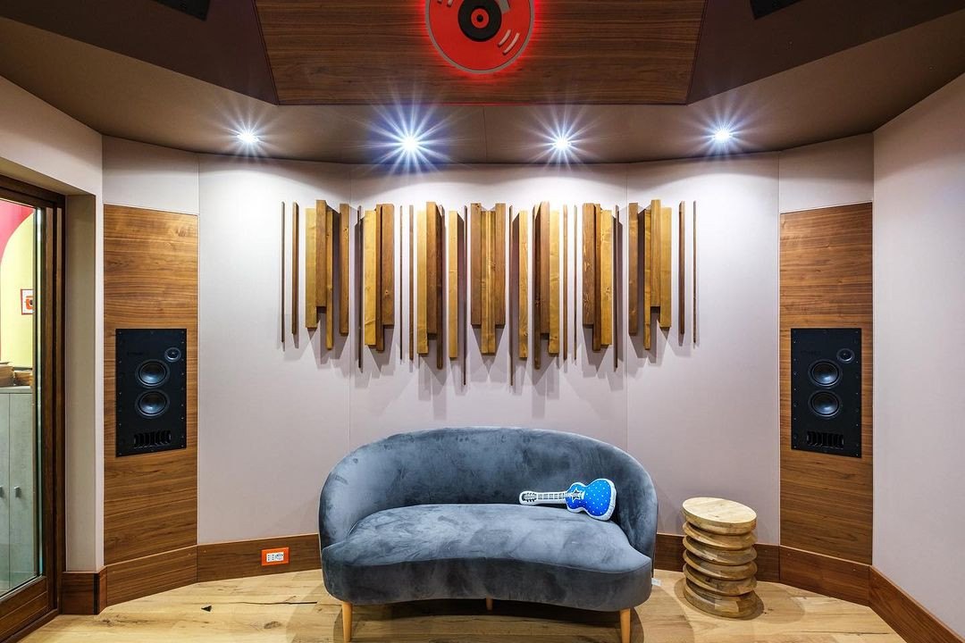 ระบบมอนิเตอร์ PMC ในห้อง Dolby Atmos 7.1.4 ของ Elettroformati Studios