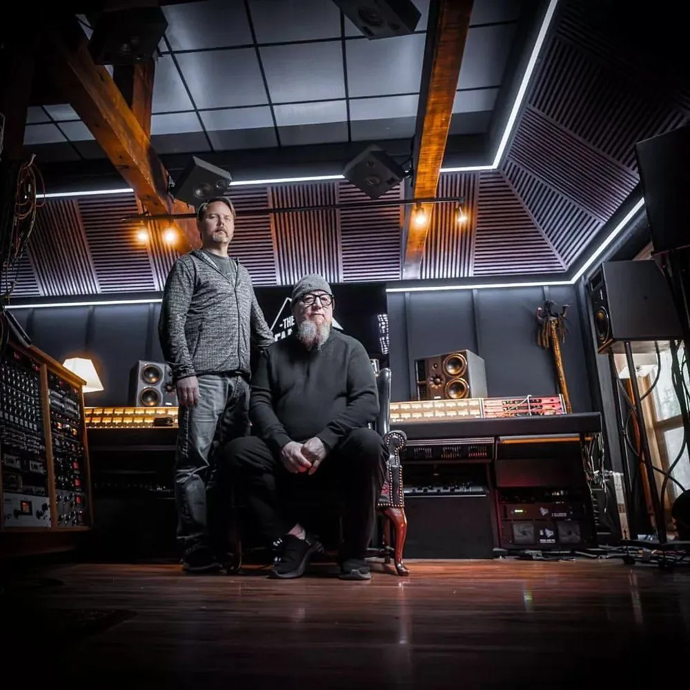 Garth Richardson ภายในห้องควบคุมของ The Farm Studios