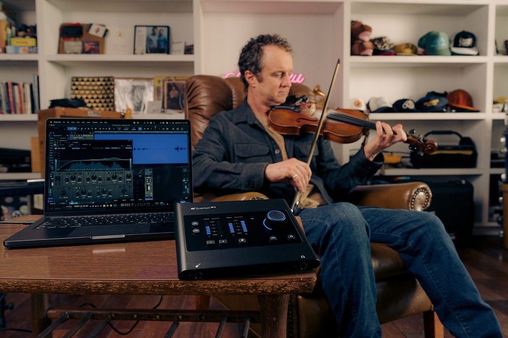 Louis Michot ผู้ที่ได้รับรางวัล GRAMMY มากกว่า 20 อัลบั้มได้แสดงเพลงผ่าน PreSonus Quantum ES 2