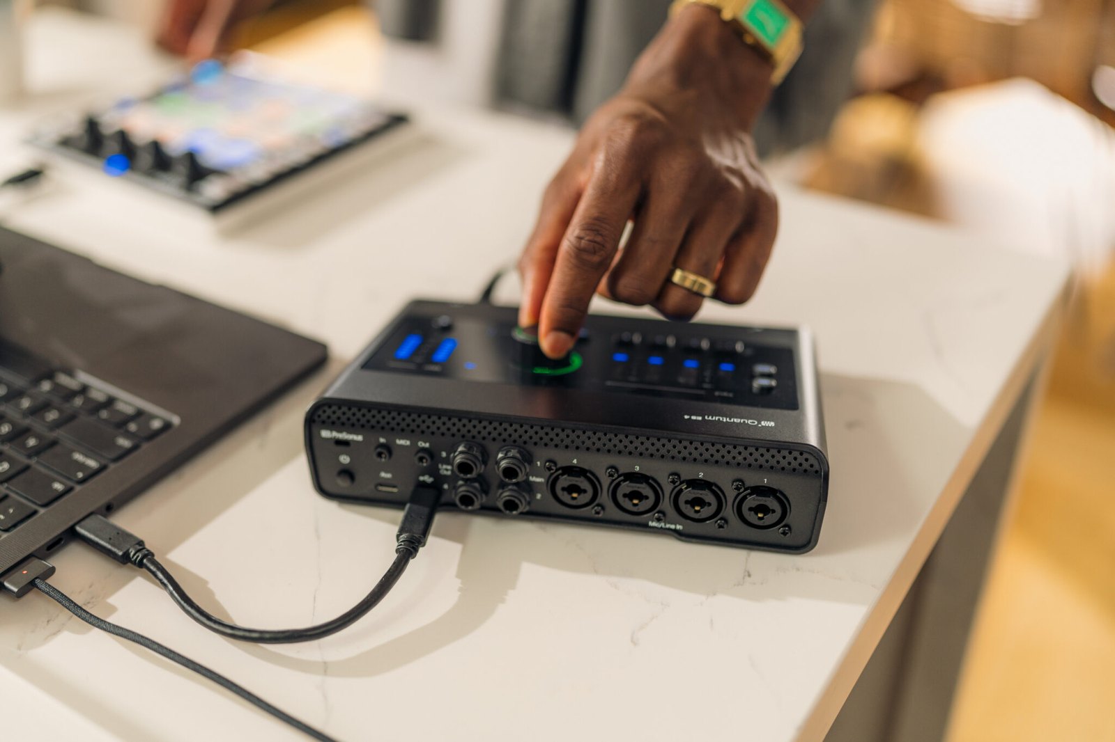 Mad Keys ทำงานเพลงผ่าน PreSonus Quantum ES 4