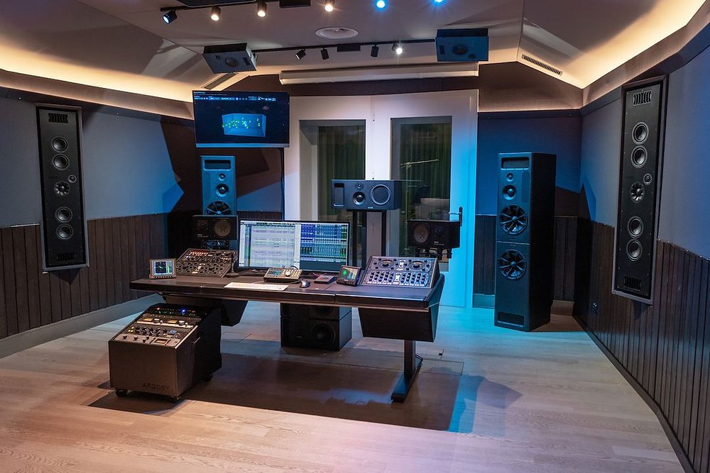 ห้องมิกซ์ของ NJP STUDIOS ที่ติดตั้งลำโพงมอนิเตอร์ PMC ในระบบ Dolby Atmos