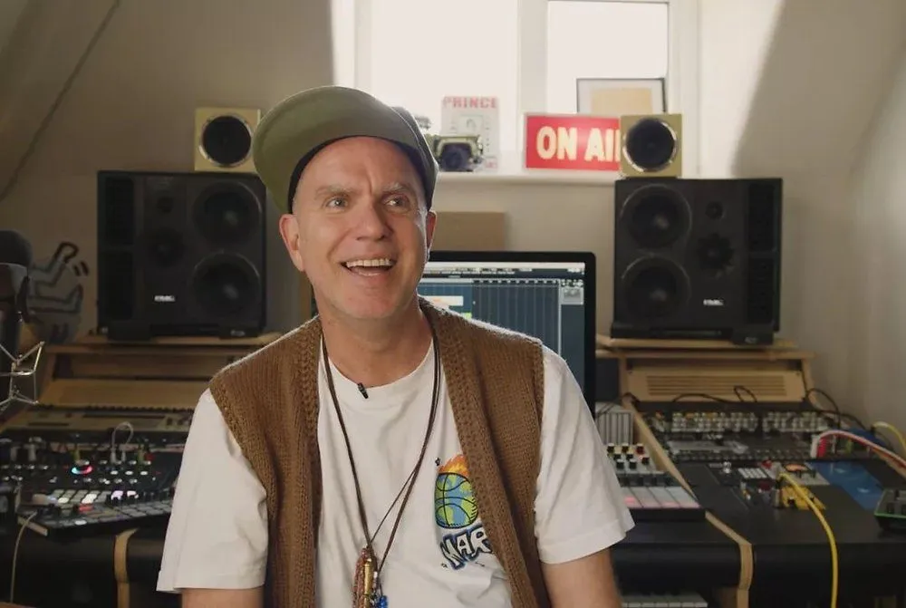 ทีมงานของ Beyoncé ได้ส่งเพลงที่ร้องเสร็จแล้วมาให้พวกเราฟังที่อังกฤษ