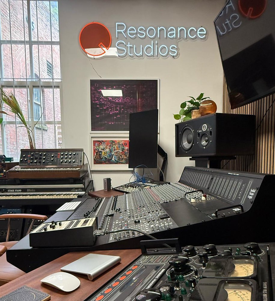 Resonance Studios ที่มี Synthesizer อย่างครบวงจรที่สุดใน U.K. กับ Console อย่าง Solid State Logic ORIGIN