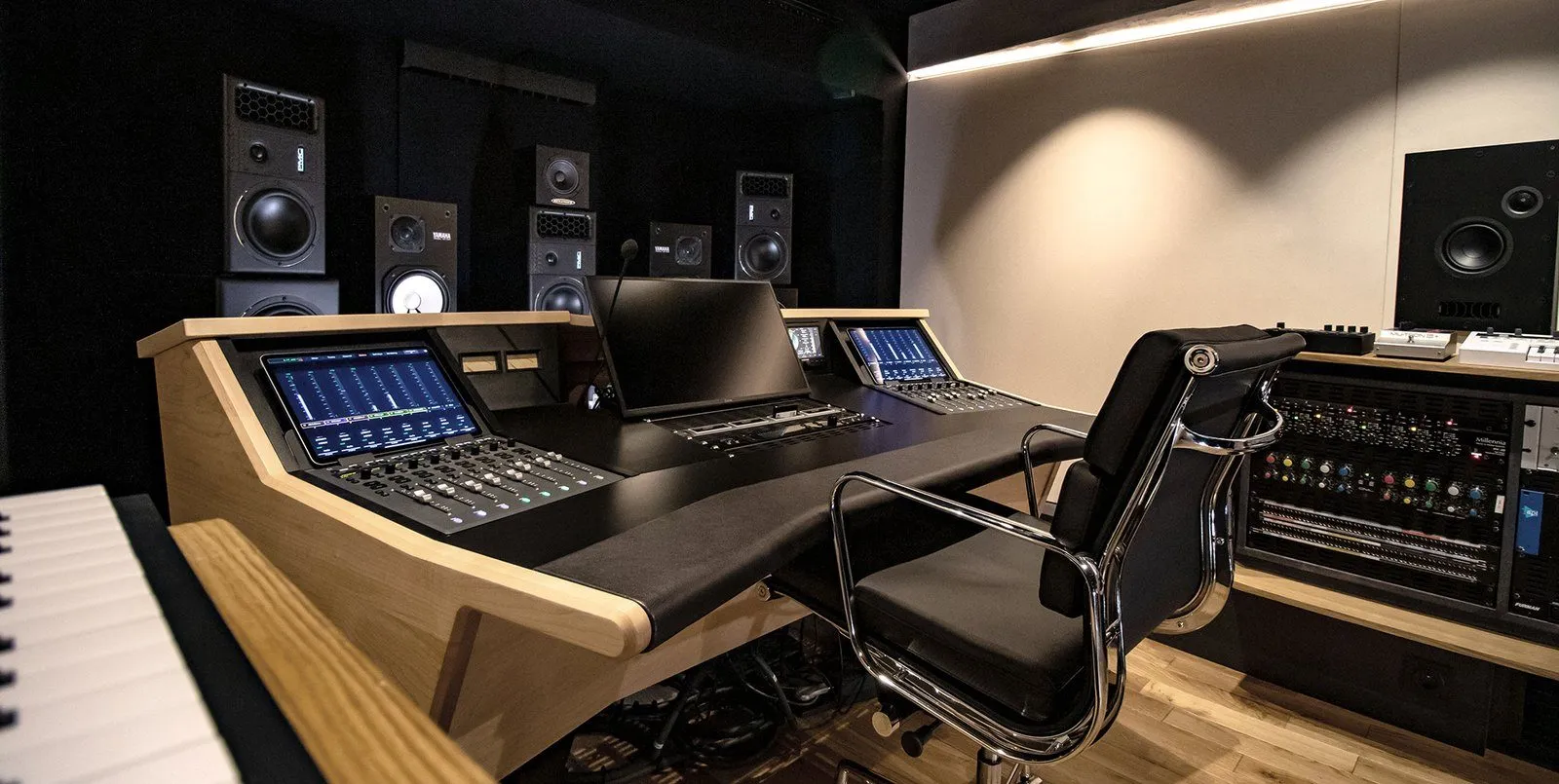 ระบบมอนิเตอร์ PMC ภายในสตูดิโอของ Sodasound