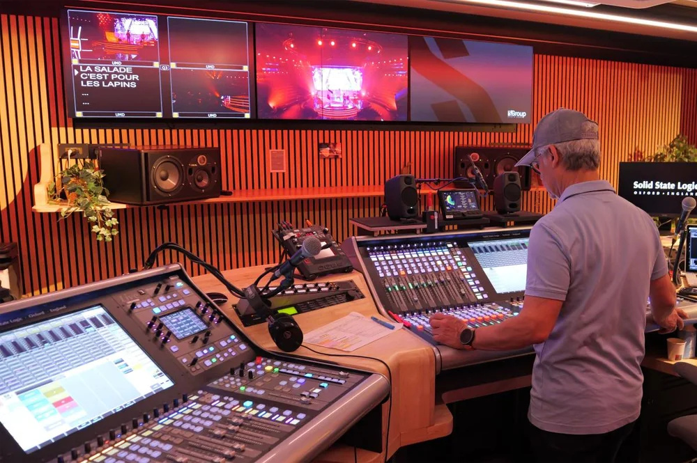 Jean-Marc Aringoli กับคอนโซล SSL Live L550 Plus ในห้องควบคุมเสียงของรายการ The Voice France