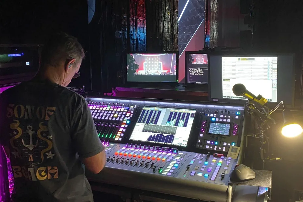คอนโซล SSL Live L550 Plus ทั้งระบบเชื่อมต่อกันผ่าน Blacklight II MADI