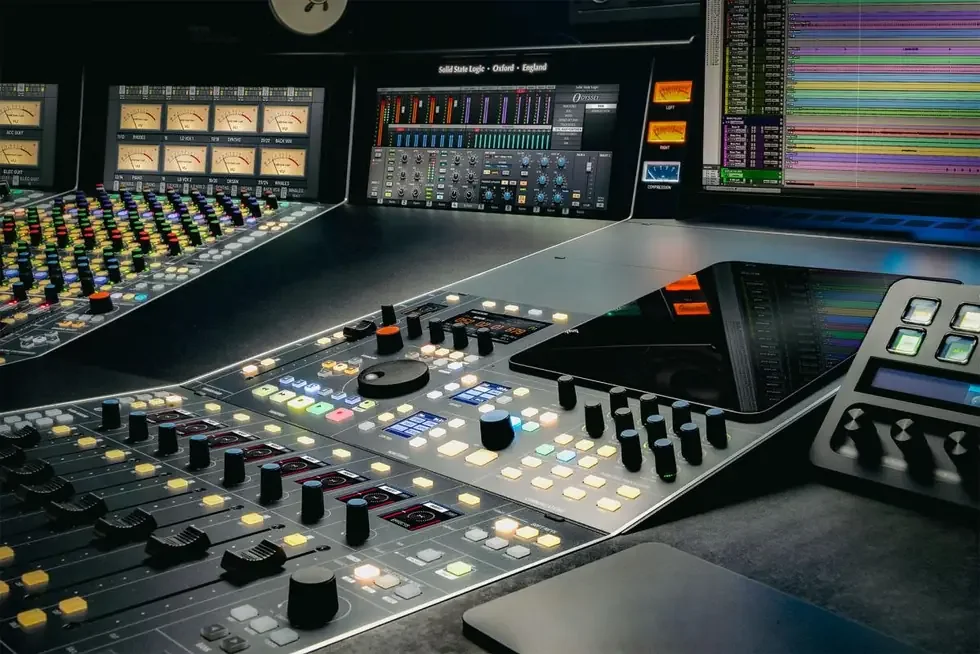 Centre Section ของ Odyssey — Monitoring, Bus Processing, Automation และ DAW Control อยู่ในมือเดียว