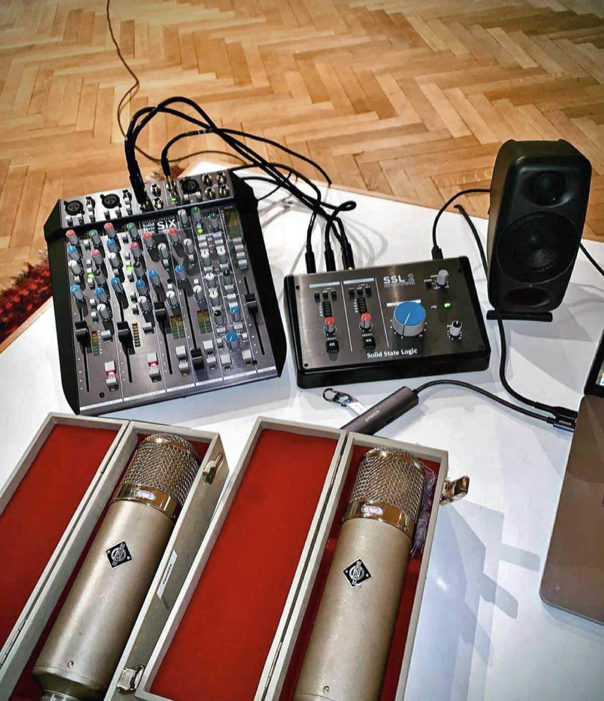 Alex Sitnikov เซตอัพชุดอัดเสียงร้องแบบพกพาด้วย SSL SiX ที่สตูดิโอ Teldex กรุงเบอร์ลิน