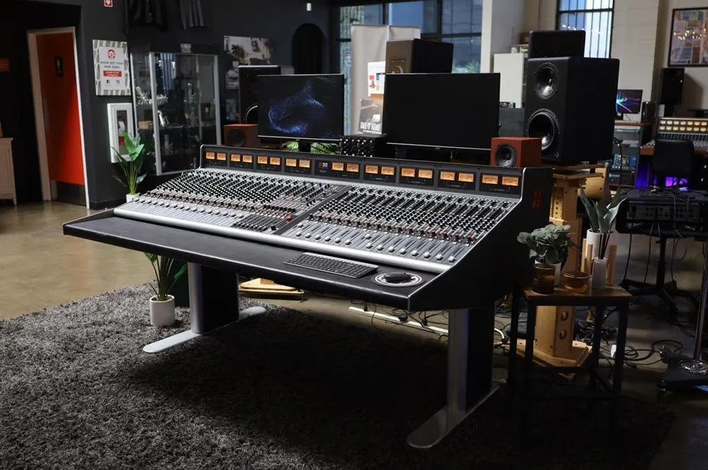 Harrison Audio 32Classic ที่โชว์รูม Vintage King Los Angeles