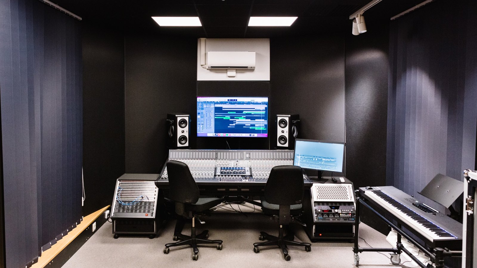 ห้องคอนโทรลของ Yellow Brick สตูดิโอ กับคอนโซล SSL ORIGIN
