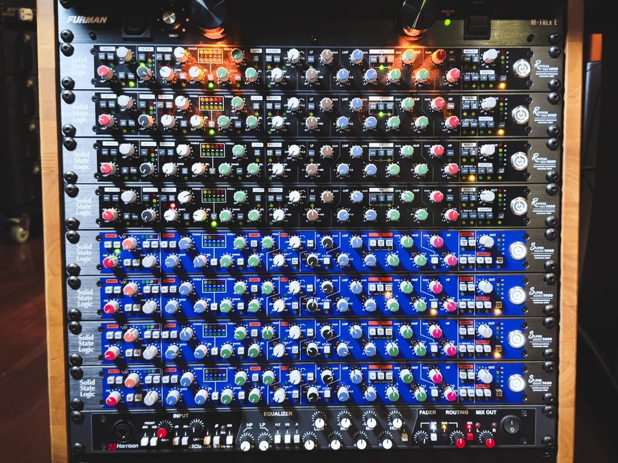 แร็ค SSL Revival 4000 และ Super 9000 ใน Studio A